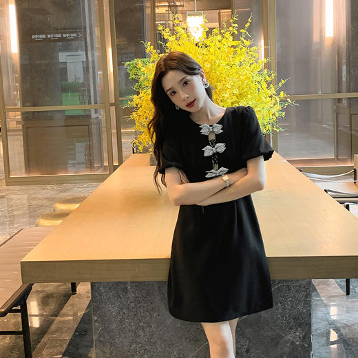 【清仓超15天不保价】[奢姿轻奢系列]大码女装2024夏季胖妹妹蝴蝶结钻饰设计时尚连衣裙8942826459 商品图2