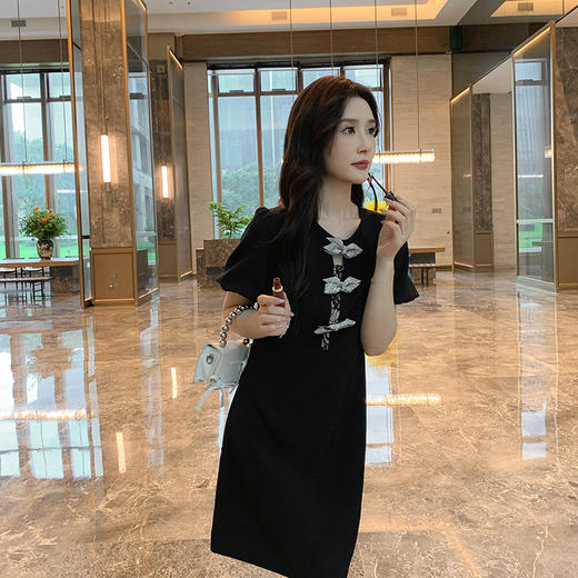【清仓超15天不保价】[奢姿轻奢系列]大码女装2024夏季胖妹妹蝴蝶结钻饰设计时尚连衣裙8942826459 商品图4