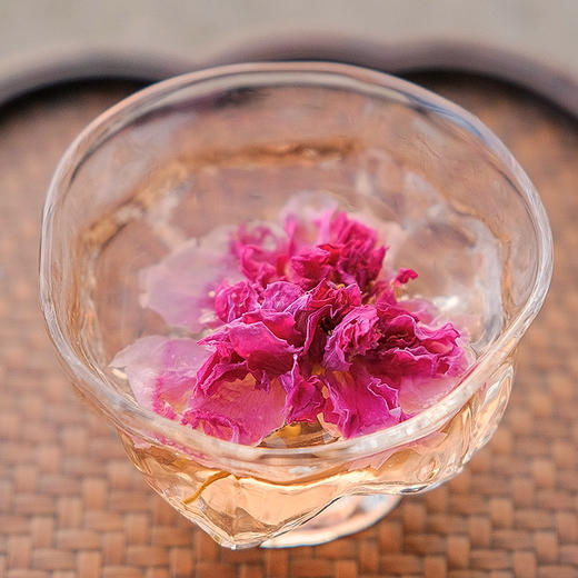 重瓣玫瑰花冠茶  无硫熏！在玫瑰生长过程中精油含量醉篙的时候采摘，醉大程度的保留玫瑰精油，滋yang效果醉好👍🏻花香浓郁、入口甘甜~疏甘气顺，养yan好帮手😄 商品图1