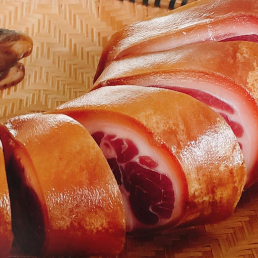 云南高原火腿猪脚  选用云南跑山黑猪，带骨火腿脚 骨：肉=3:7，肥：瘦=2:8，已经砍成小块，方便食用  醇香软嫩  肥而不腻！ 商品图4