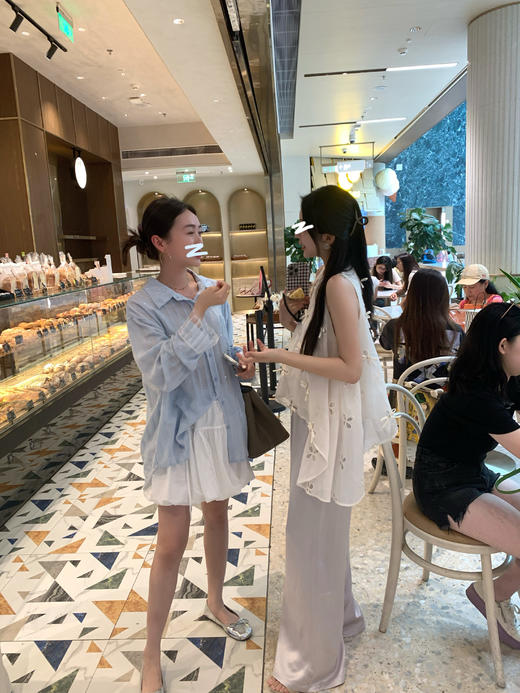 Read Nameless /镂空花朵设计师无袖上衣＋贵妇醋酸滑滑裤 商品图1