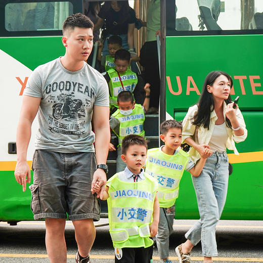 【班级定制】 广州“小小交警”体验 亲子活动半日营 | 来广州南站枢纽客运站，学做交通手势操和大巴逃生技巧、沉浸式体验小小交警&小小安检员、DIY红绿灯模型......交通安全由我守护！ 商品图2