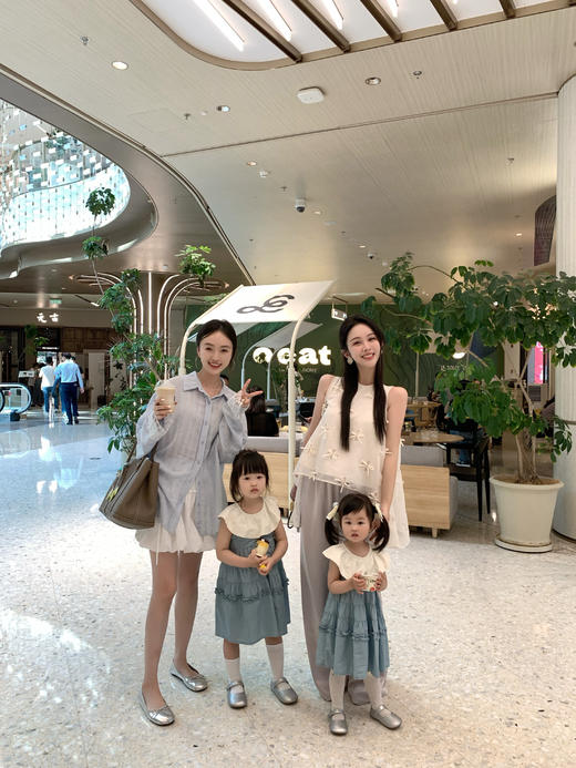 Read Nameless /镂空花朵设计师无袖上衣＋贵妇醋酸滑滑裤 商品图0