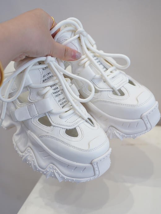 镂空设计7.5cm厚底老爹鞋  透气舒适、柔软耐穿！ 上脚显腿细、拉长比例气场十足 夏季穿搭好帮手  可外穿真皮包头半包拖鞋  无后跟懒人厚底松糕小白鞋 时髦百搭吸睛 商品图2