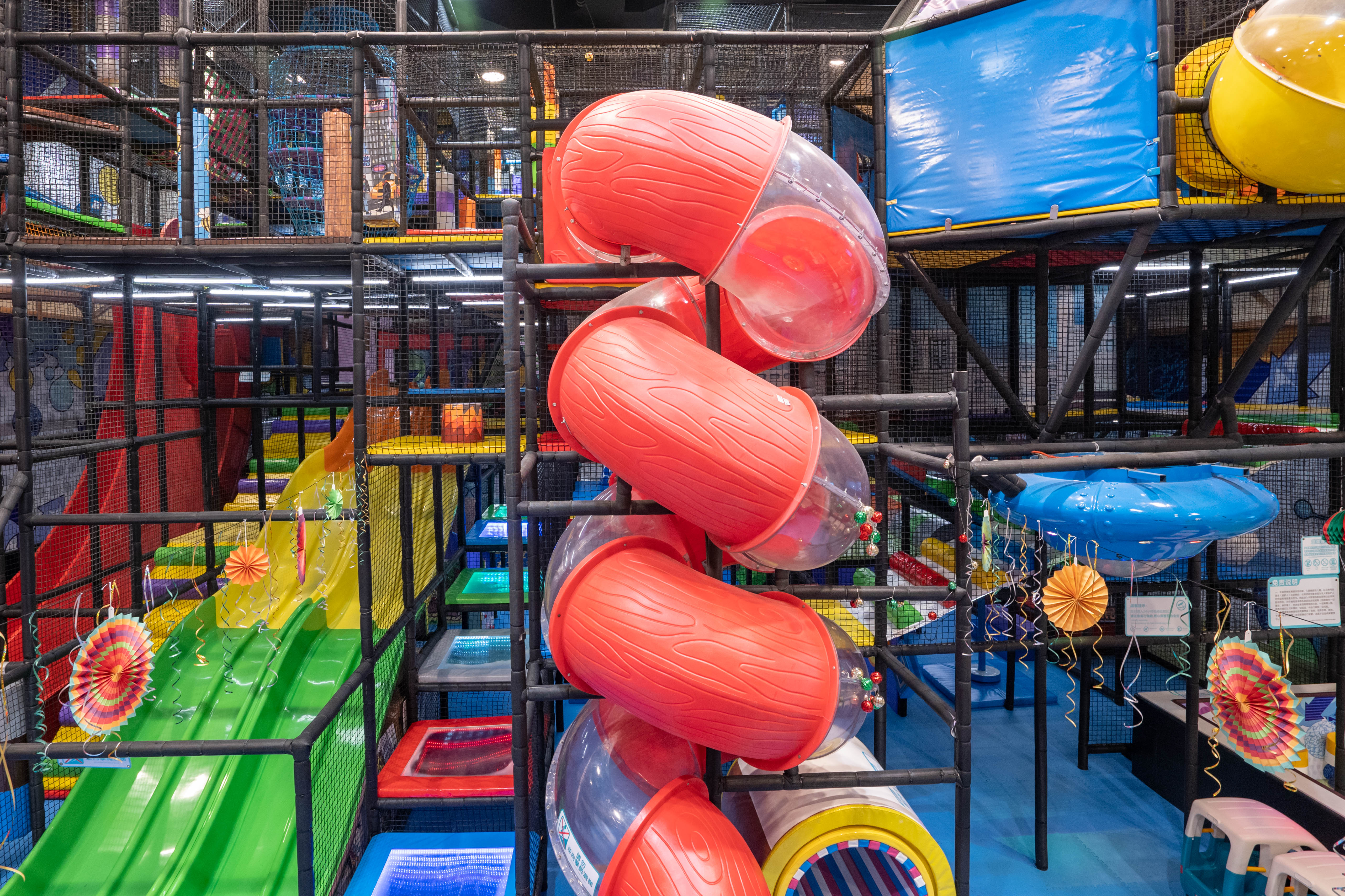 即买即用【万象城·FunDoLand反斗乐园】89元1大1小~超级迷宫+时光隧道、球池、打雷的探险屋、旋转转不停、拳击闯关、绳网通道……全区域畅玩。