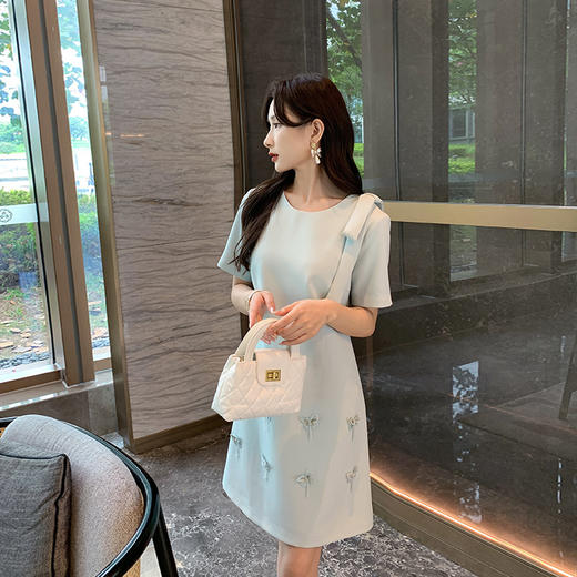 [奢姿轻奢系列]大码女装2025夏季胖妹妹蝴蝶立体装饰时尚连衣裙8942810006 商品图1