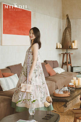 迈入层次大裙摆的韵律，心绪循着肩边飘带逐渐游离