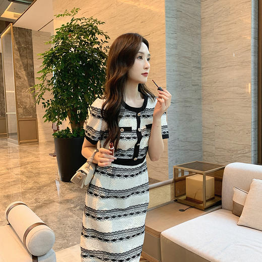 [奢姿轻奢系列]大码女装2025夏季减龄条纹裙子胖妹妹时尚连衣裙8942890116【1】 商品图1