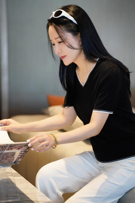 臣禾V领针织T恤JZ242050322 商品图13