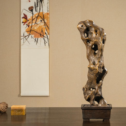 清 王冶梅款太湖石瘦云文房赏石（红木座） 商品图1