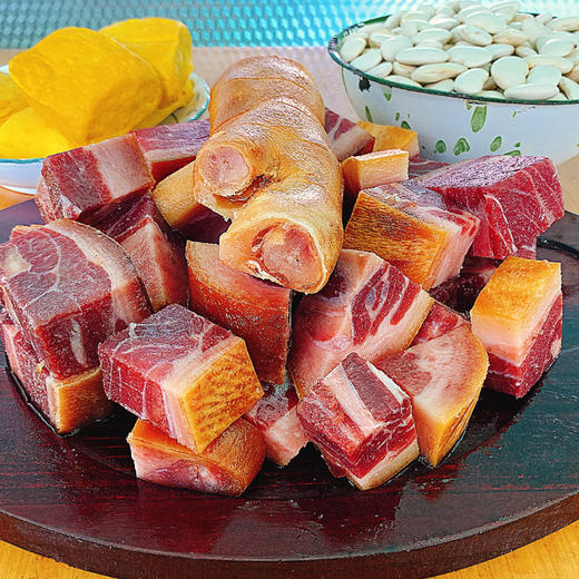 云南高原火腿猪脚  选用云南跑山黑猪，带骨火腿脚 骨：肉=3:7，肥：瘦=2:8，已经砍成小块，方便食用  醇香软嫩  肥而不腻！ 商品图1