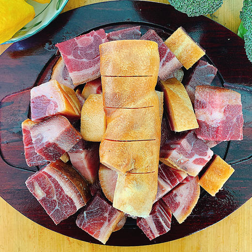 云南高原火腿猪脚  选用云南跑山黑猪，带骨火腿脚 骨：肉=3:7，肥：瘦=2:8，已经砍成小块，方便食用  醇香软嫩  肥而不腻！ 商品图2