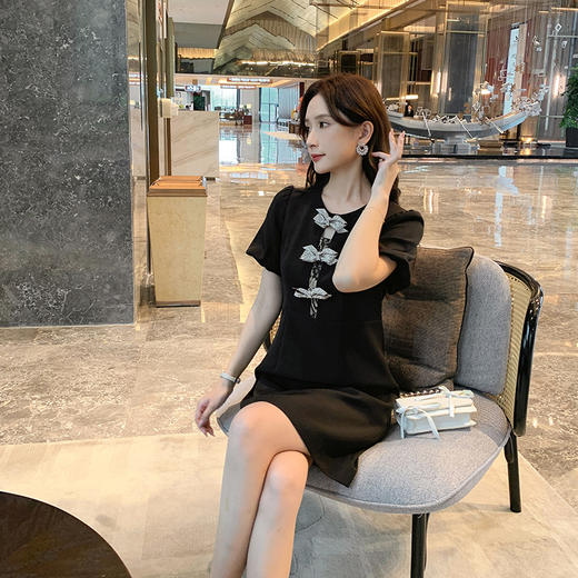 【清仓超15天不保价】[奢姿轻奢系列]大码女装2024夏季胖妹妹蝴蝶结钻饰设计时尚连衣裙8942826459 商品图1