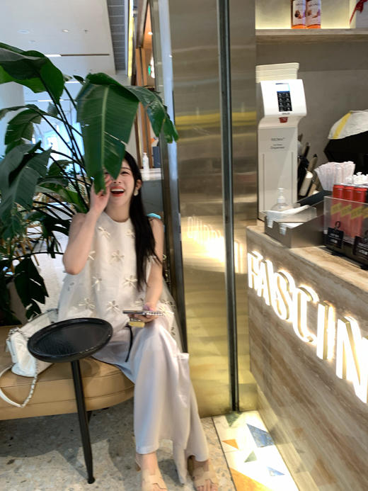 Read Nameless /镂空花朵设计师无袖上衣＋贵妇醋酸滑滑裤 商品图10