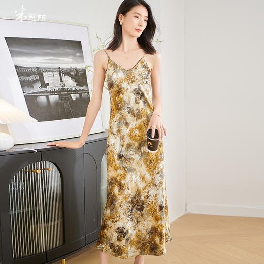 剩S/M/XL 米思阳2025夏季新款慵懒简约吊带连衣裙高腰设计感印花中长裙3005 商品图0