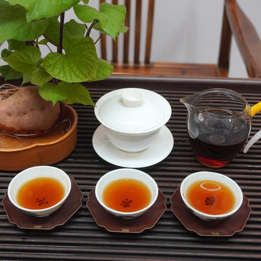 【珍藏品】1998年油蜡纸镭射标7581原件珍藏品 可准确年份的镭射标7581老熟茶 干仓真品 2004年礼盒包装一盒一片 一片250克 经典老熟茶砖高性价比 商品图10