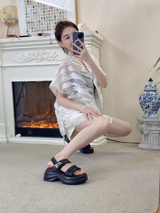 双色可选夏季小羊皮面包凉鞋——chao级软糯的脚感，穿上根本不想脱！魔术贴松糕凉鞋 可以自由调节松紧 脚感如履平地不打滑  | 6.5公分厚底 穿上一秒变身大长腿、轻松拉伸比例！日常休闲百搭 商品图13