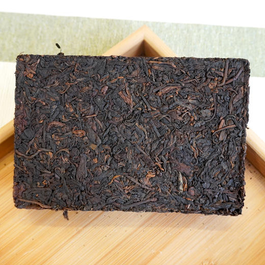 【珍藏品】1998年油蜡纸镭射标7581原件珍藏品 可准确年份的镭射标7581老熟茶 干仓真品 2004年礼盒包装一盒一片 一片250克 经典老熟茶砖高性价比 商品图8