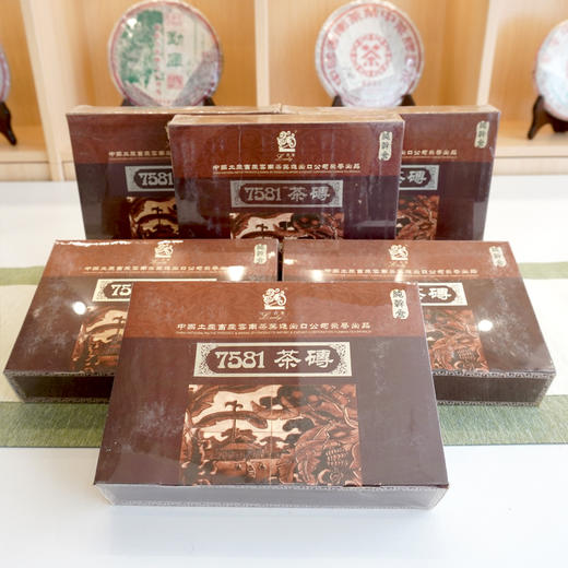 【珍藏品】1998年油蜡纸镭射标7581原件珍藏品 可准确年份的镭射标7581老熟茶 干仓真品 2004年礼盒包装一盒一片 一片250克 经典老熟茶砖高性价比 商品图4