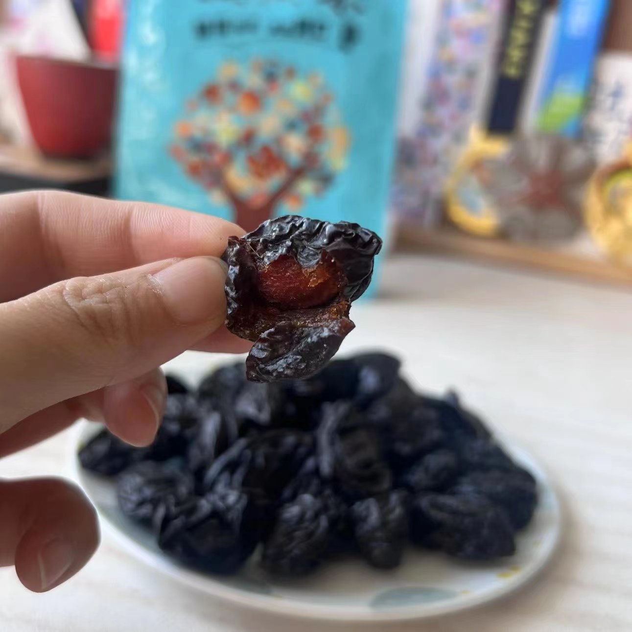 新疆西梅干~自然风干，不含甜蜜素、添加剂，纯净的西梅干。味道酸甜很自然，孕妇老人孩子都可以吃。