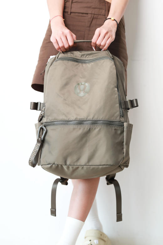 很时髦的山系双肩包。22L大容量双拉链户外跑步瑜伽德训包A062386 商品图11