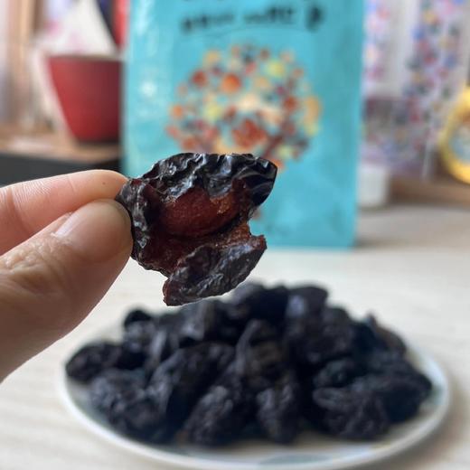新疆西梅干~自然风干，不含甜蜜素、添加剂，纯净的西梅干。味道酸甜很自然，孕妇老人孩子都可以吃。 商品图5