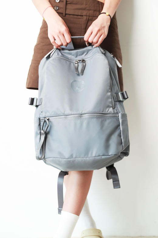 很时髦的山系双肩包。22L大容量双拉链户外跑步瑜伽德训包A062386 商品图7