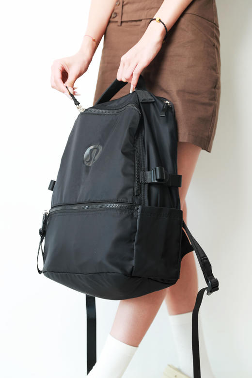 很时髦的山系双肩包。22L大容量双拉链户外跑步瑜伽德训包A062386 商品图12