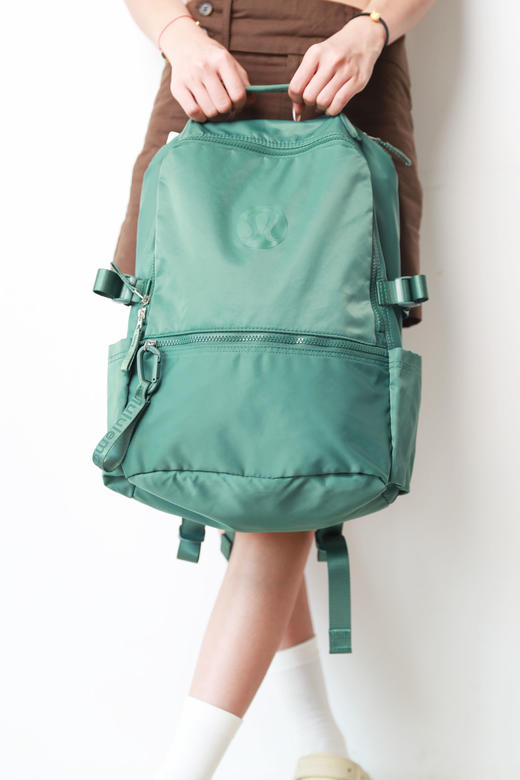 很时髦的山系双肩包。22L大容量双拉链户外跑步瑜伽德训包A062386 商品图9