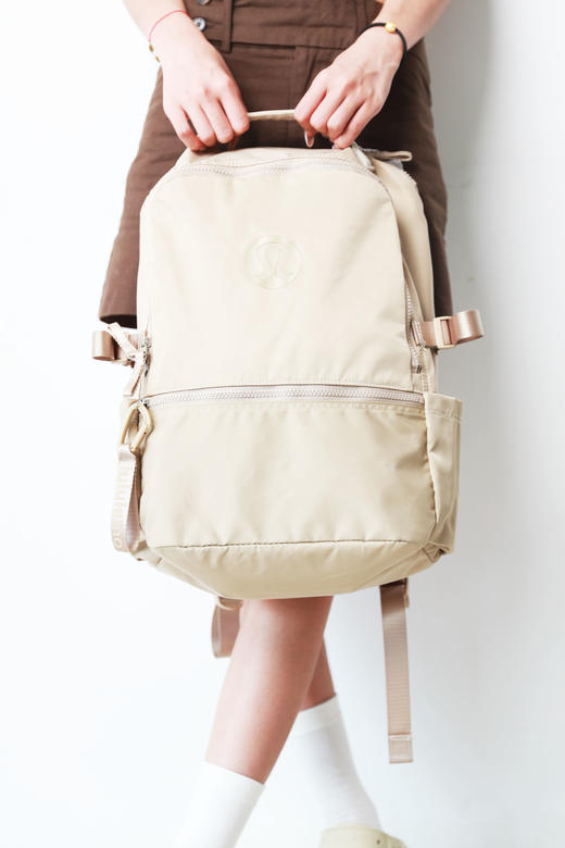 很时髦的山系双肩包。22L大容量双拉链户外跑步瑜伽德训包A062386 商品图8