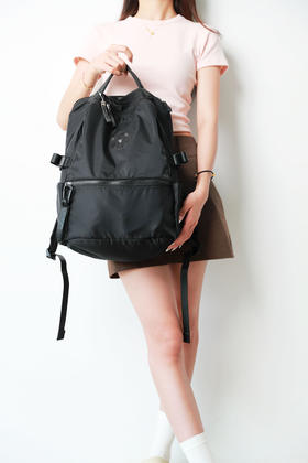 很时髦的山系双肩包。22L大容量双拉链户外跑步瑜伽德训包A062386