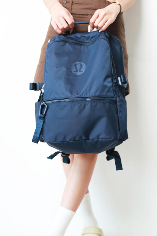 很时髦的山系双肩包。22L大容量双拉链户外跑步瑜伽德训包A062386 商品图10