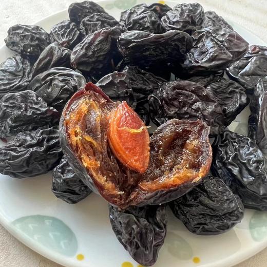 新疆西梅干~自然风干，不含甜蜜素、添加剂，纯净的西梅干。味道酸甜很自然，孕妇老人孩子都可以吃。 商品图1