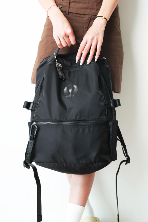 很时髦的山系双肩包。22L大容量双拉链户外跑步瑜伽德训包A062386 商品图4