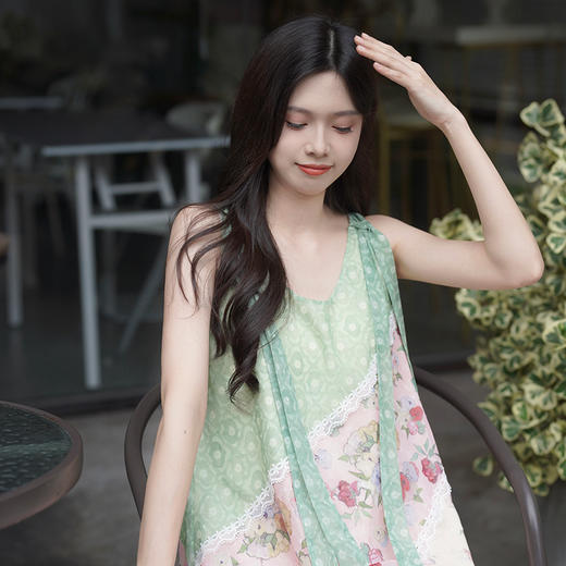 两三事梵高文艺弥花栖梦2024夏新款复古蕾丝拼接印花布无袖连衣裙 商品图1