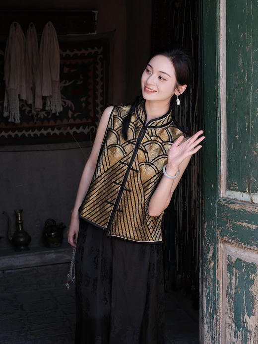 盛唐牡丹盛奢系列|京绣江崖海水纹盘金马夹(特殊商品不退不换) 商品图0