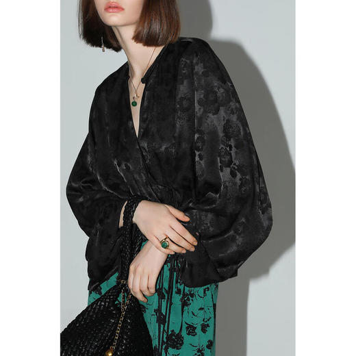 COCOBELLA新国风暗纹提花丝滑缎面衬衫偏门襟盘扣上衣SR3061C 商品图1