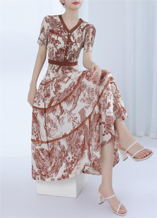 HJ2S97_棠梨褐色/庭芜绿色_连衣裙_春夏_气质中式印花 V 领三宅褶皱显瘦 A 字大摆裙_高级女装_BERNIEELEN 伯妮斯茵 商品图3