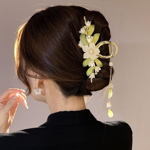 【新款古风流苏精美重工艺鲨鱼夹】铃兰花流苏盘发抓夹发饰，盘发金属花朵鲨鱼抓夹，款式多用后脑勺古风发夹子女发卡夏季花朵鲨鱼夹头QQ 商品图1