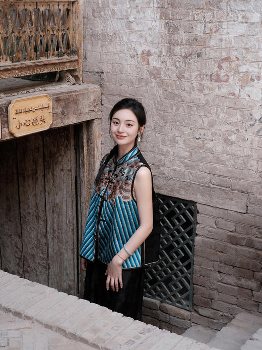 盛唐牡丹盛奢系列|老绣片江崖海水纹马夹(特殊商品不退不换) 商品图2