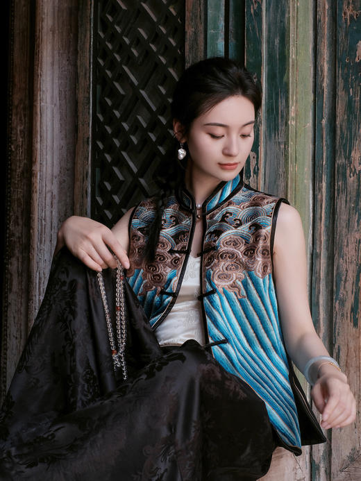 盛唐牡丹盛奢系列|老绣片江崖海水纹马夹(特殊商品不退不换) 商品图5