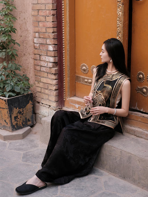 盛唐牡丹盛奢系列| 织金老缎孔雀纹琵琶襟如意头马夹(特殊商品不退不换) 商品图2