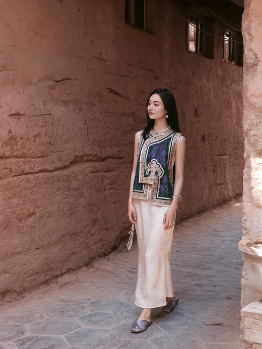 盛唐牡丹盛奢系列|老缎牡丹纹琵琶襟马夹(特殊商品不退不换) 商品图2