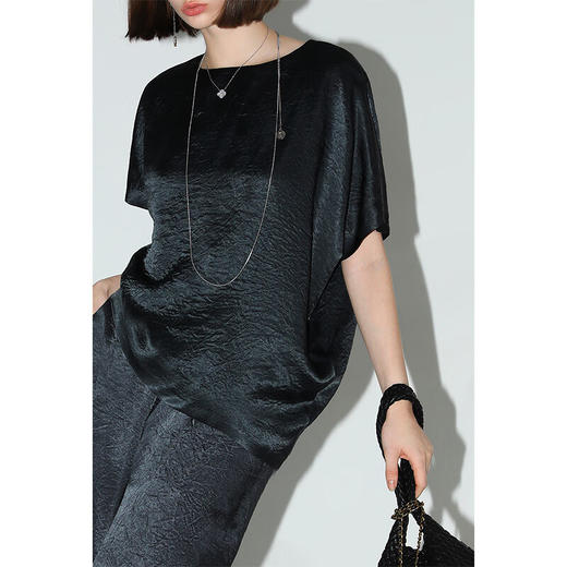 COCOBELLA[100%醋酸]奢感褶皱肌理垂坠凉感斜摆短袖T恤TS7055 商品图1