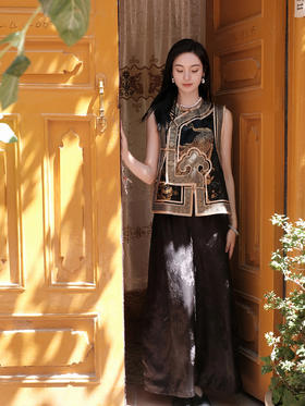 盛唐牡丹盛奢系列| 织金老缎孔雀纹琵琶襟如意头马夹(特殊商品不退不换)