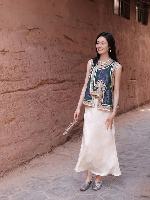 盛唐牡丹盛奢系列|老缎牡丹纹琵琶襟马夹(特殊商品不退不换) 商品图1