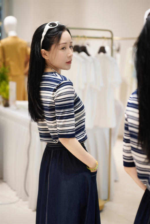 【S1】臣禾	律动条纹T恤	JZ242050375 商品图4