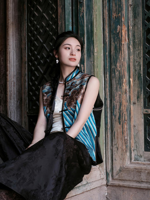 盛唐牡丹盛奢系列|老绣片江崖海水纹马夹(特殊商品不退不换) 商品图4