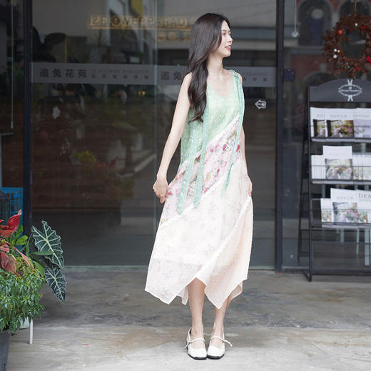 两三事梵高文艺弥花栖梦2024夏新款复古蕾丝拼接印花布无袖连衣裙 商品图2