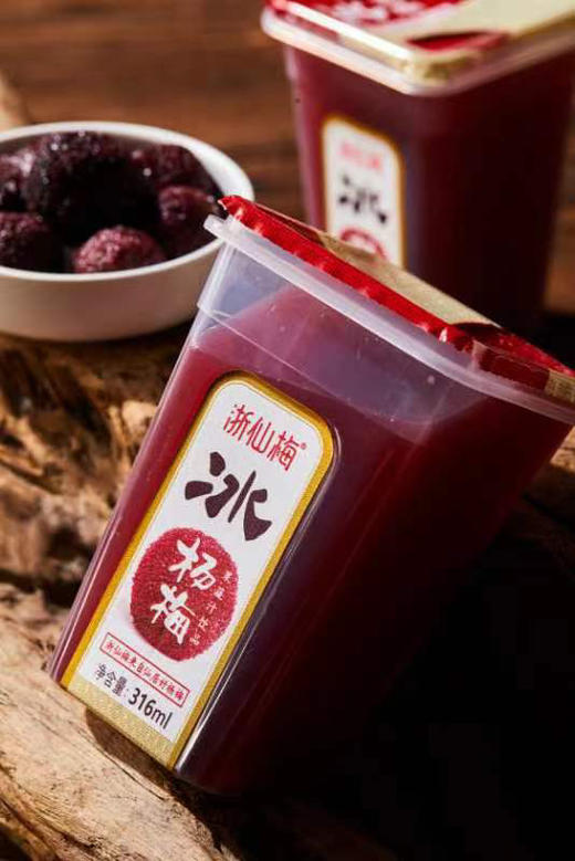 天下第一梅，就是浙江仙居梅
请锁死这杯冰沙！
酸酸甜甜，超级解渴解腻
放在冰箱冷冻6-7个小时
就会变成沙冰，还留着一点水沙冰真是美味标配！!配料表只有水、杨梅、白糖！12杯/箱 商品图3